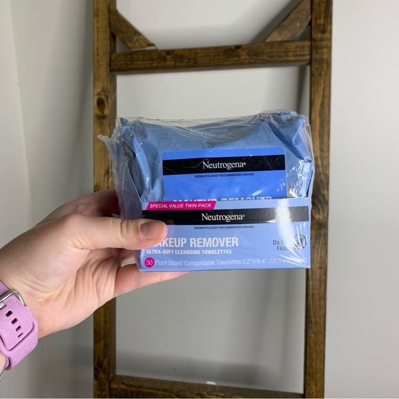 Neutrogena Facial Cleansing Makeup Remover Wipes - Picture 1 of 3